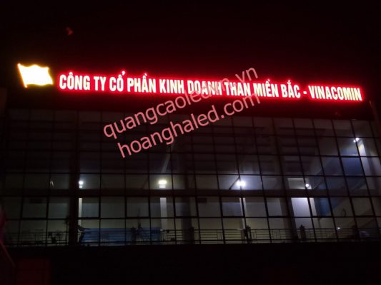 chữ nổi trên nóc tòa nhà