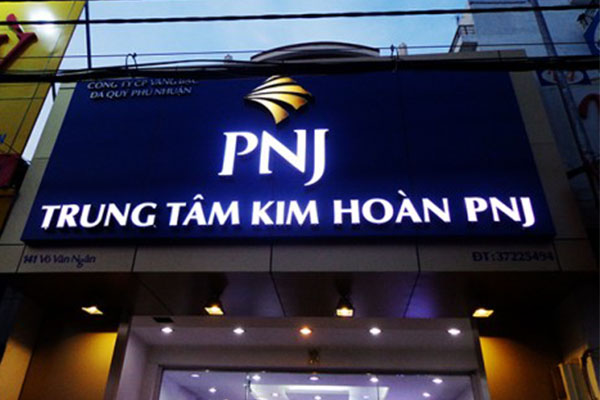 So sánh biển quảng cáo