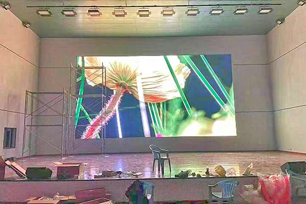 sử dụng màn hình led phòng họp